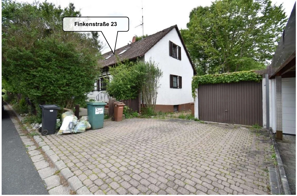 Einfamilienhaus mit Einliegerwohnung und Garage in Bruckberg — Bild 3