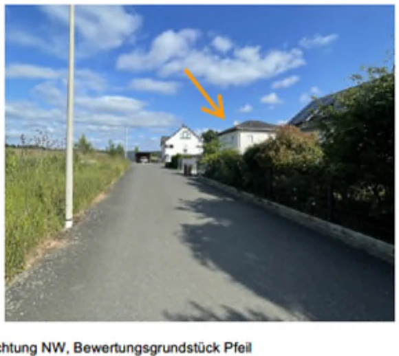 Garage, Wohnhaus mit vier Wohnungen; Carport in Höchstadt — Bild 3