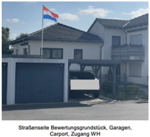 Garage, Wohnhaus mit vier Wohnungen; Carport in Höchstadt — Bild 2