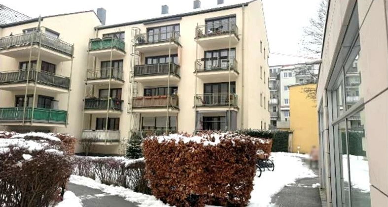 Kfz-Stellplatz, 2 Zimmer Wohnung samt Kellerraum in Fürth