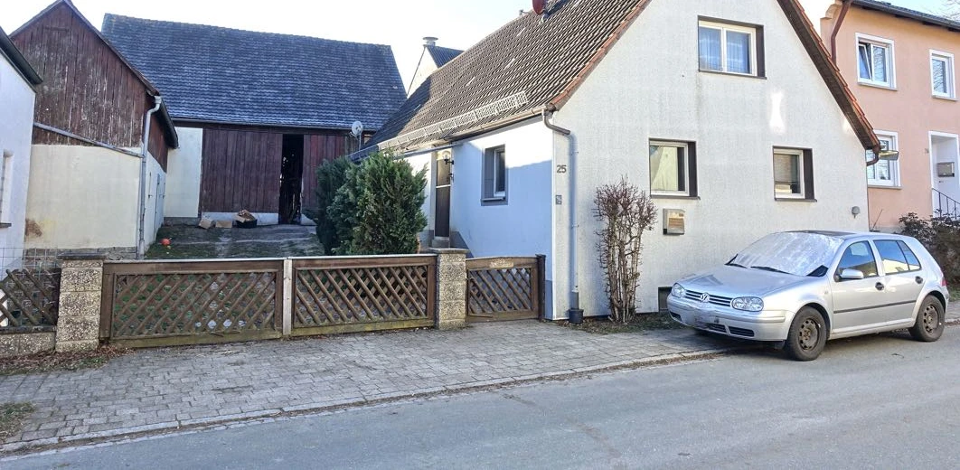 Wohnhaus, Scheune und Nebengebäude in Sugenheim — Bild 3