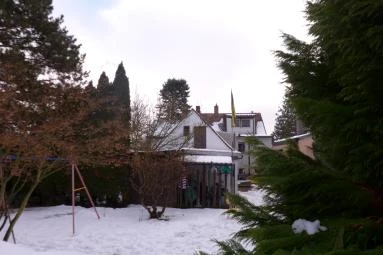 kleine Doppelhaushälfte mit Erweiterungsbau und anschließendes Nebengebäude in Fürth