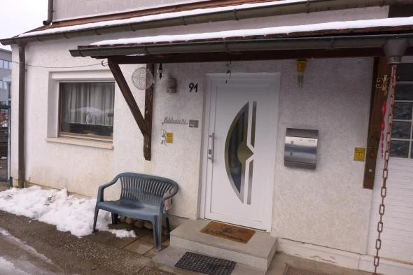 kleine Doppelhaushälfte mit Erweiterungsbau und anschließendem Nebengebäude in Fürth — Bild 2