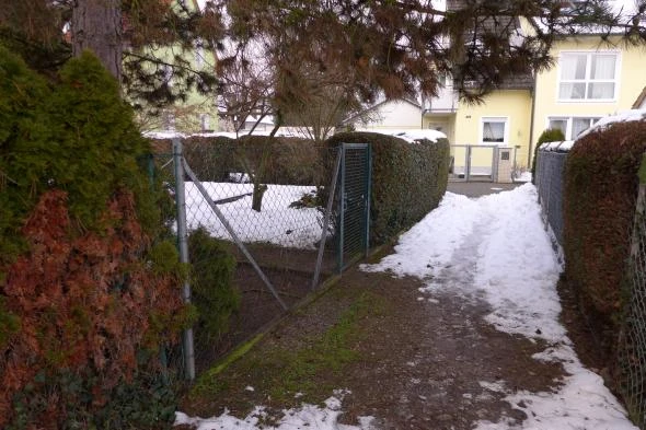 kleine Doppelhaushälfte mit Erweiterungsbau und anschließendem Nebengebäude in Fürth — Bild 3