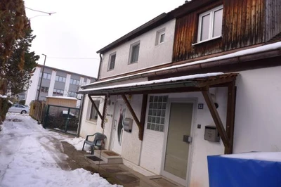kleine Doppelhaushälfte mit Erweiterungsbau und anschließendem Nebengebäude in Fürth