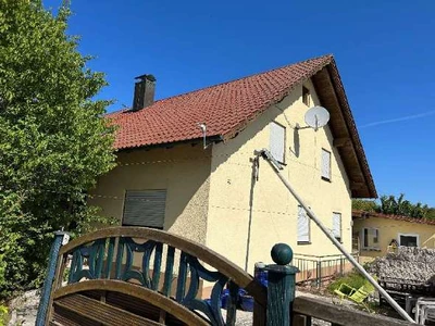 Einfamilienhaus mit Einliegerwohnung & Doppelgarage in Schierling