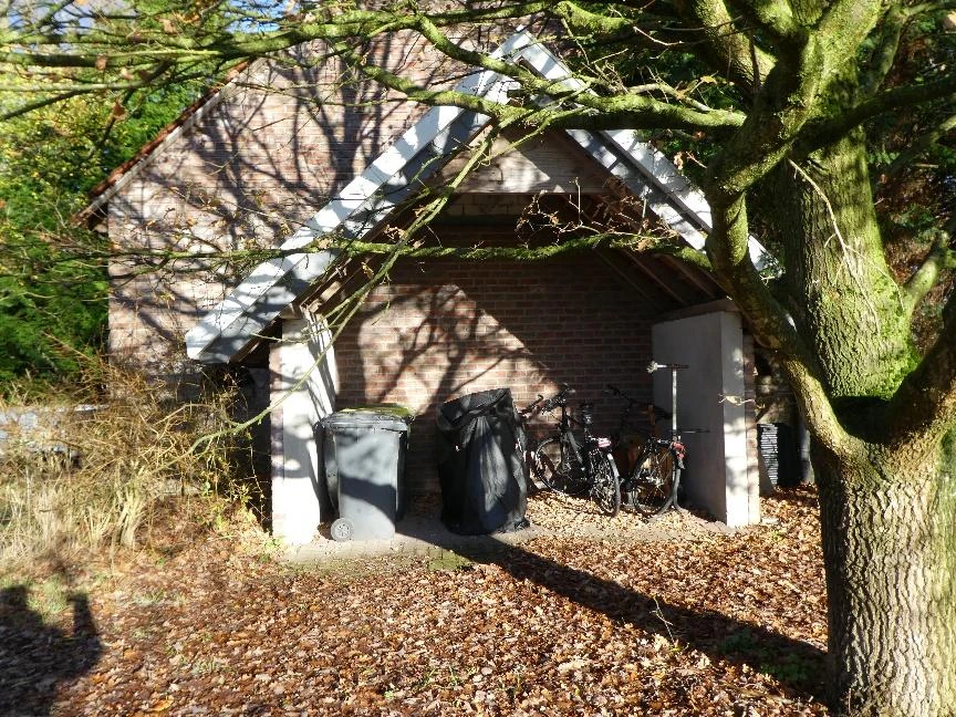 Zweifamilienhaus, land- und forstwirtschaftlich genutztes Grundstück