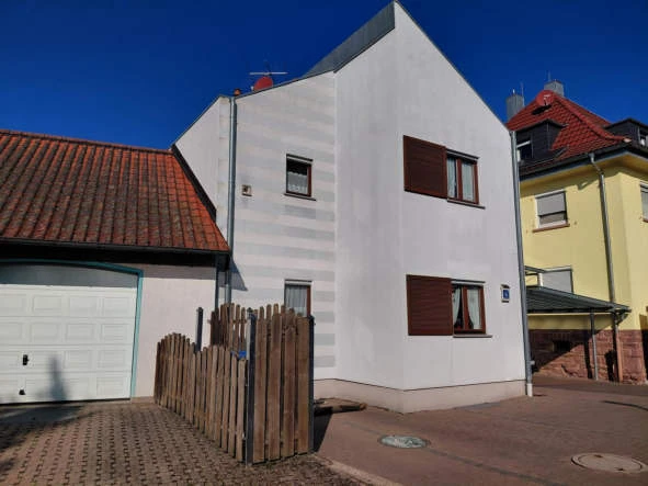 Dreifamilienhaus mit Garage sowie Einfamilienhaus in Lohr am Main — Bild 3