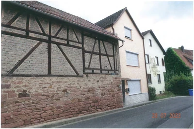 Wohnhaus mit Nebengebäuden in Wiesthal