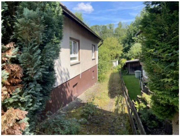 Garage, Einfamilienhaus, Einfamilienhaus mit Einliegerwohnung und Garagenanbau in Windeck — Bild 3