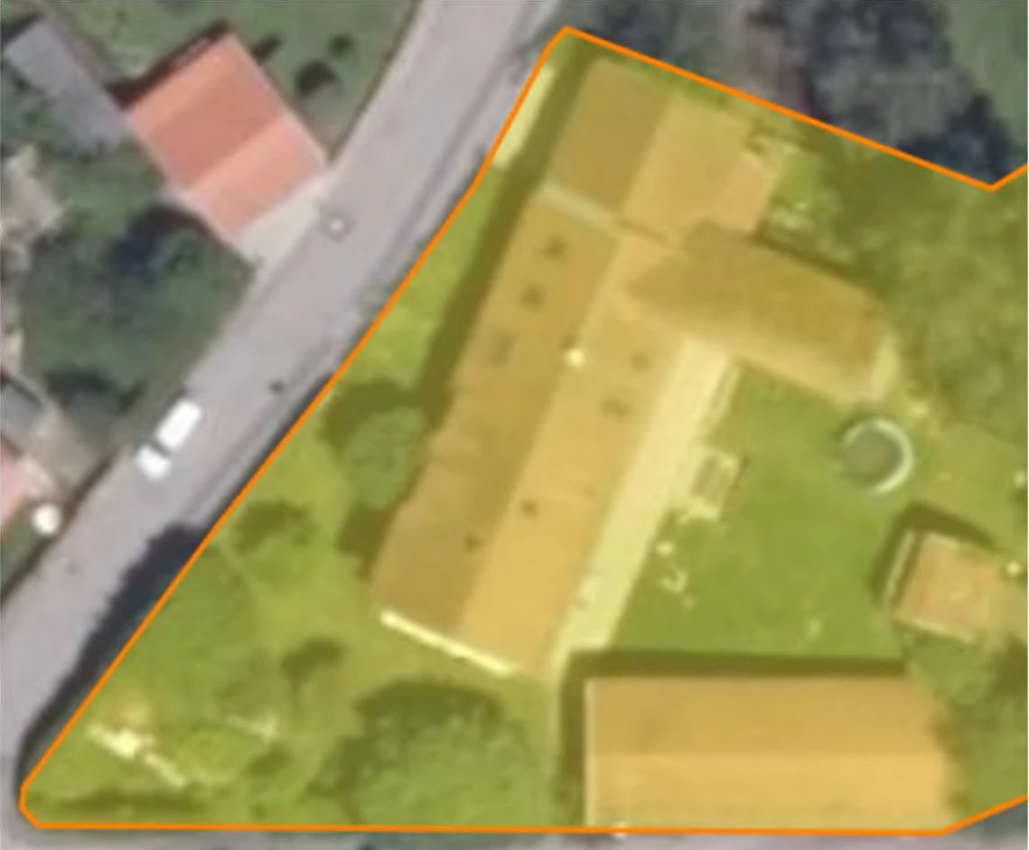 Wohnhaus, Nebengebäude und Landwirtschaftsfläche in Regen