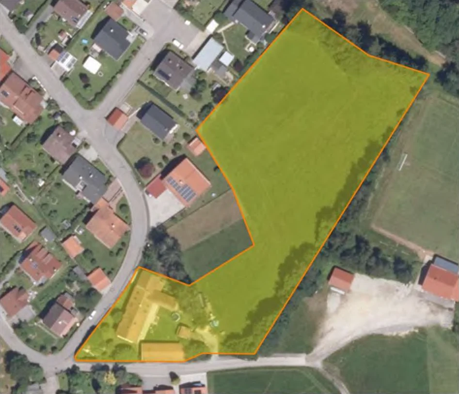 Wohnhaus, Nebengebäude und Landwirtschaftsfläche in Regen — Bild 2