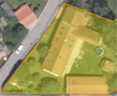 Wohnhaus, Nebengebäude und Landwirtschaftsfläche in Regen