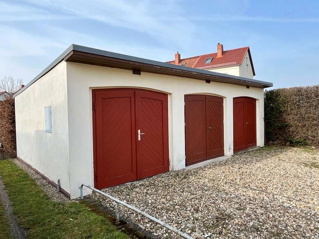 Sonstiges, Reihengarage mit PKW-Stellplatz in Schönebeck