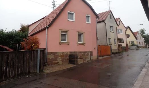 Wohnhaus mit Nebengebäude in Hofheim