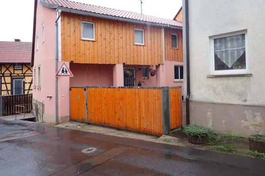 Wohnhaus mit Nebengebäude in Hofheim — Bild 2