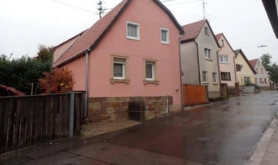 Wohnhaus mit Nebengebäude in Hofheim