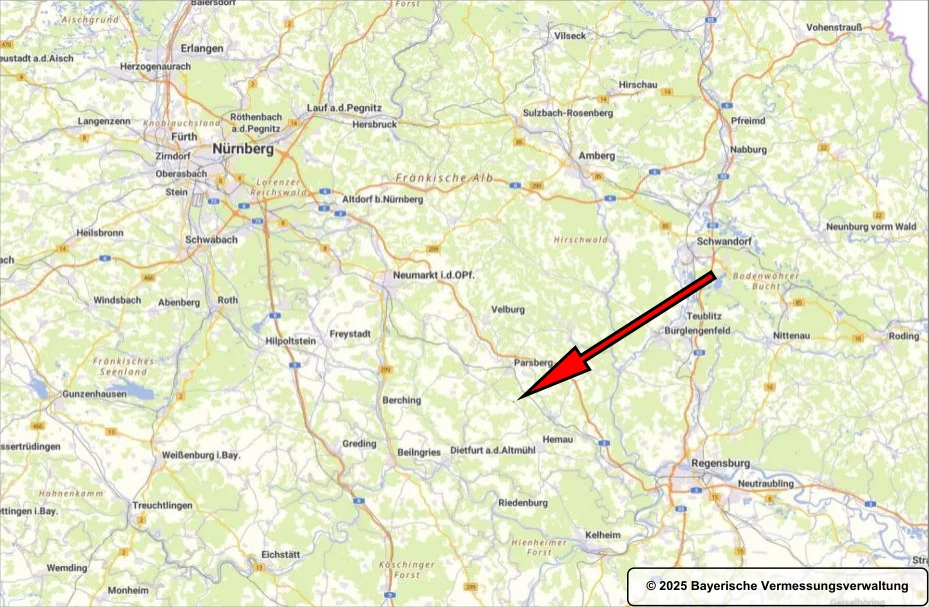 Einfamilienhaus mit Anbauten samt integrierter Garage, Nebengebäude mit Abstellräumen in Parsberg