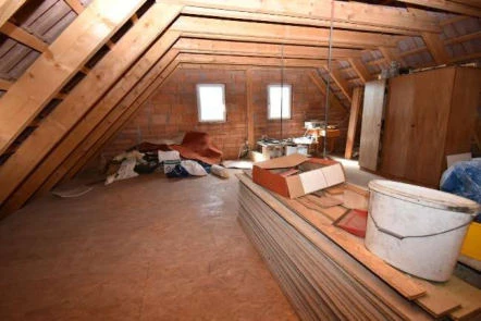 Einfamilienhaus mit Anbauten samt integrierter Garage, Nebengebäude mit Abstellräumen in Parsberg — Bild 2