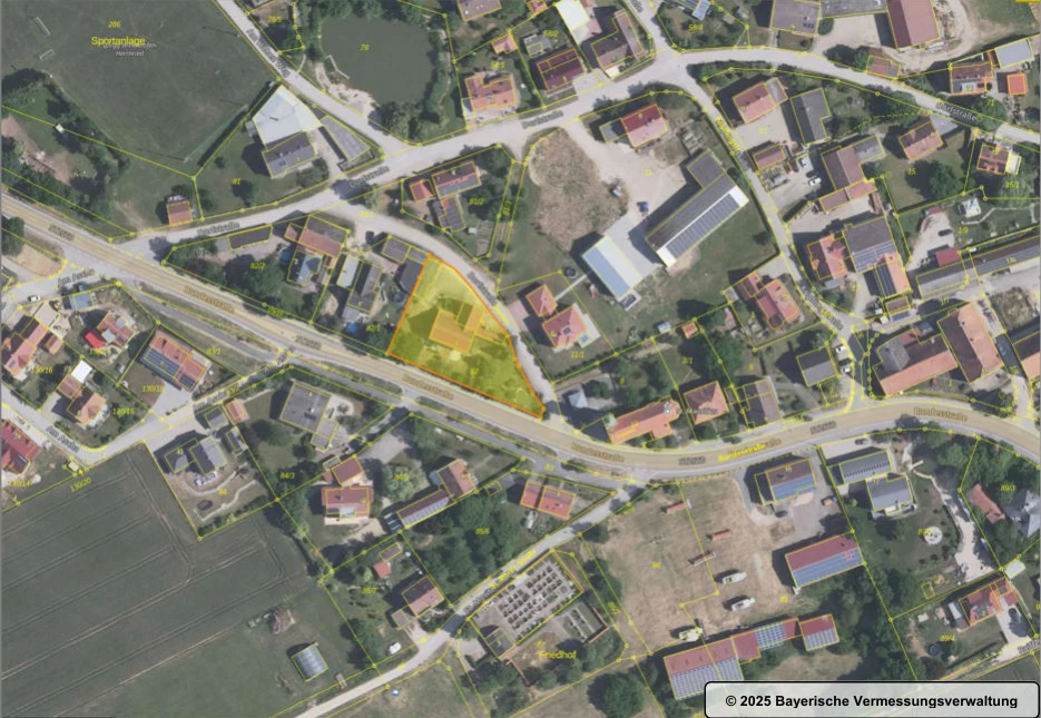 Einfamilienhaus mit Anbauten samt integrierter Garage, Nebengebäude mit Abstellräumen in Parsberg — Bild 3