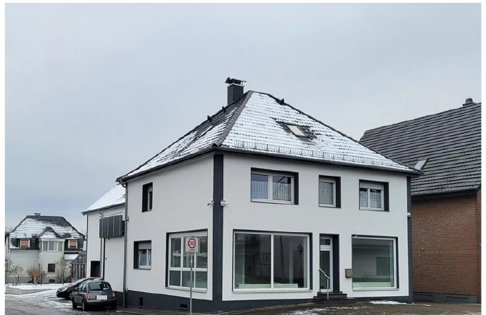 zweigeschossiges Wohn- und Geschäftshaus mit Garage und Windergarten in Löhne — Bild 3