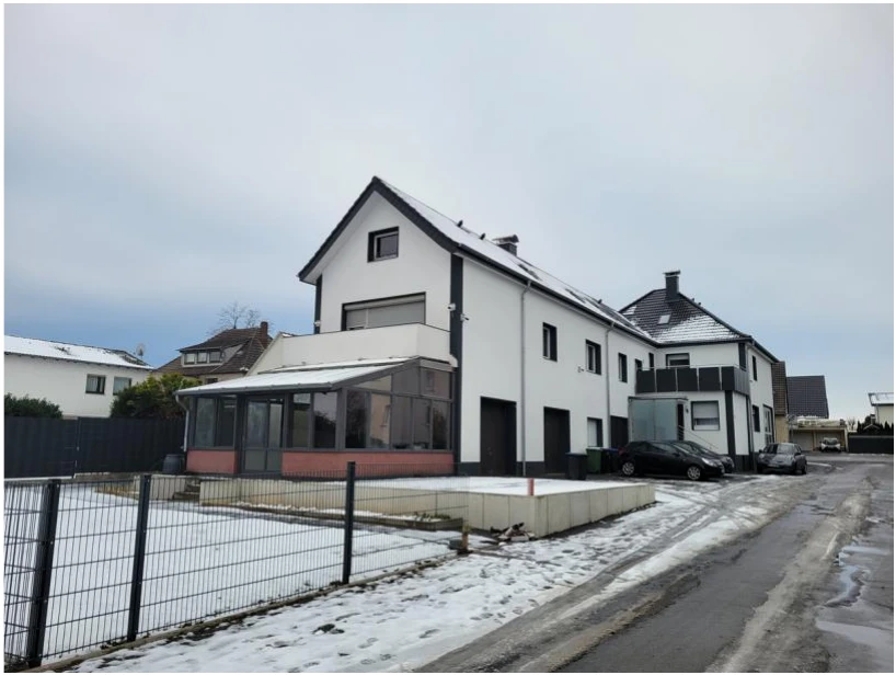 zweigeschossiges Wohn- und Geschäftshaus mit Garage und Windergarten in Löhne — Bild 2