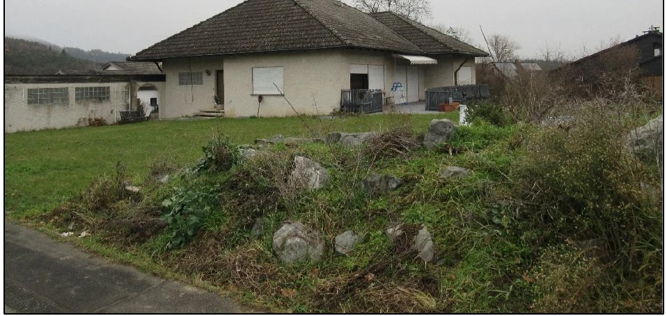 Wohnhaus, Garagen in Pettensiedel