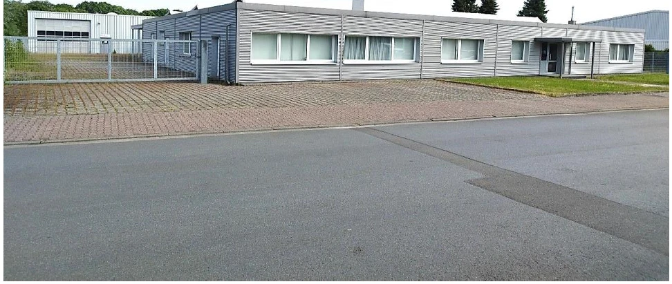 Gewerbegrundstück als Erbbaugrundstück und Gewerbegrundstück mit Hallen und Büroteil sowie einem Betriebsinhaberwohnhaus in Espelkamp — Bild 3