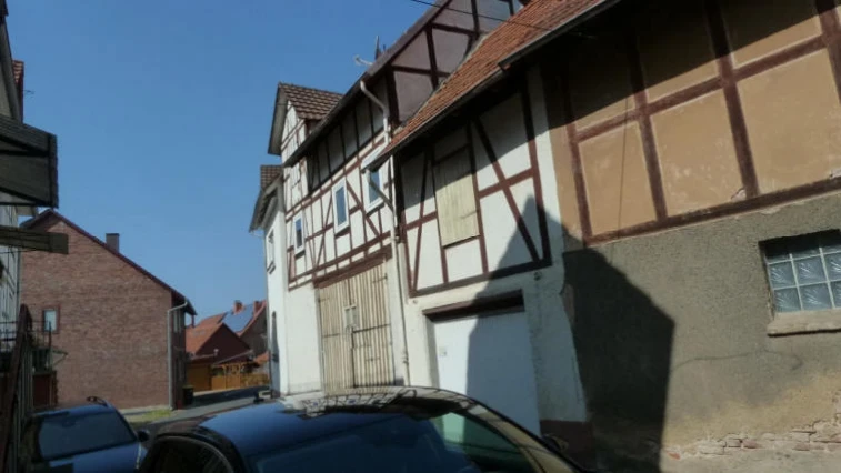 Einfamilienhaus, Garage in Alheim