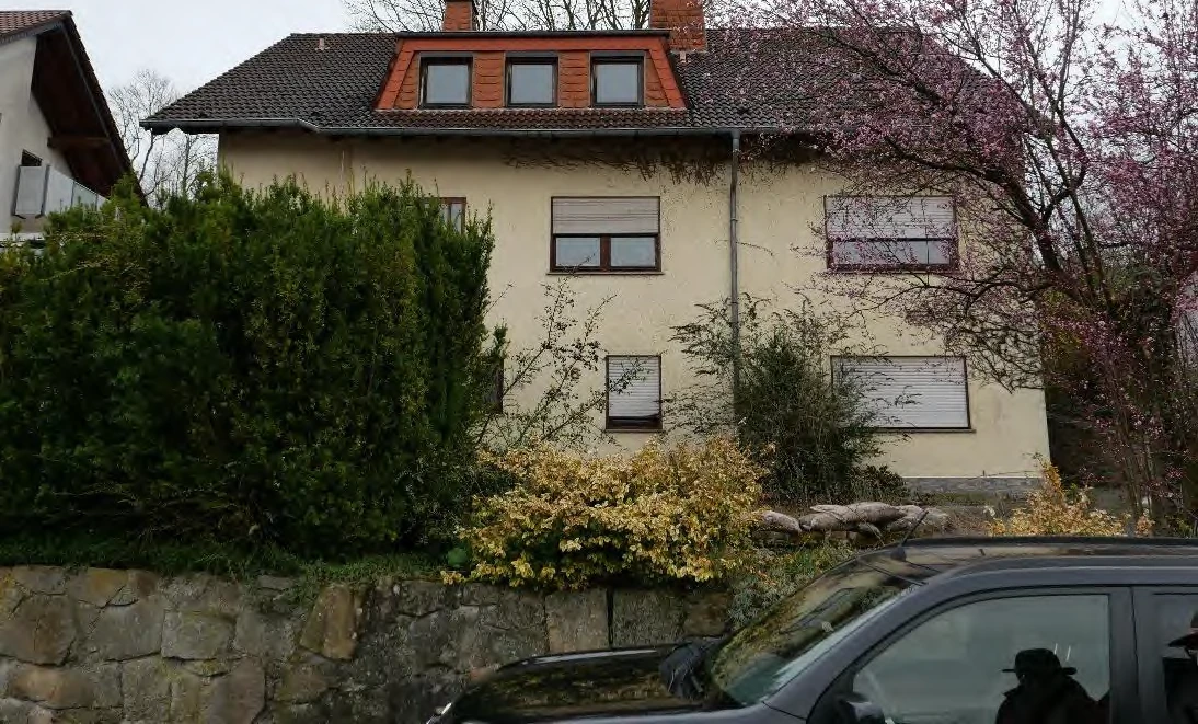 Einfamilien-/Zweifamilienhaus in Petersberg