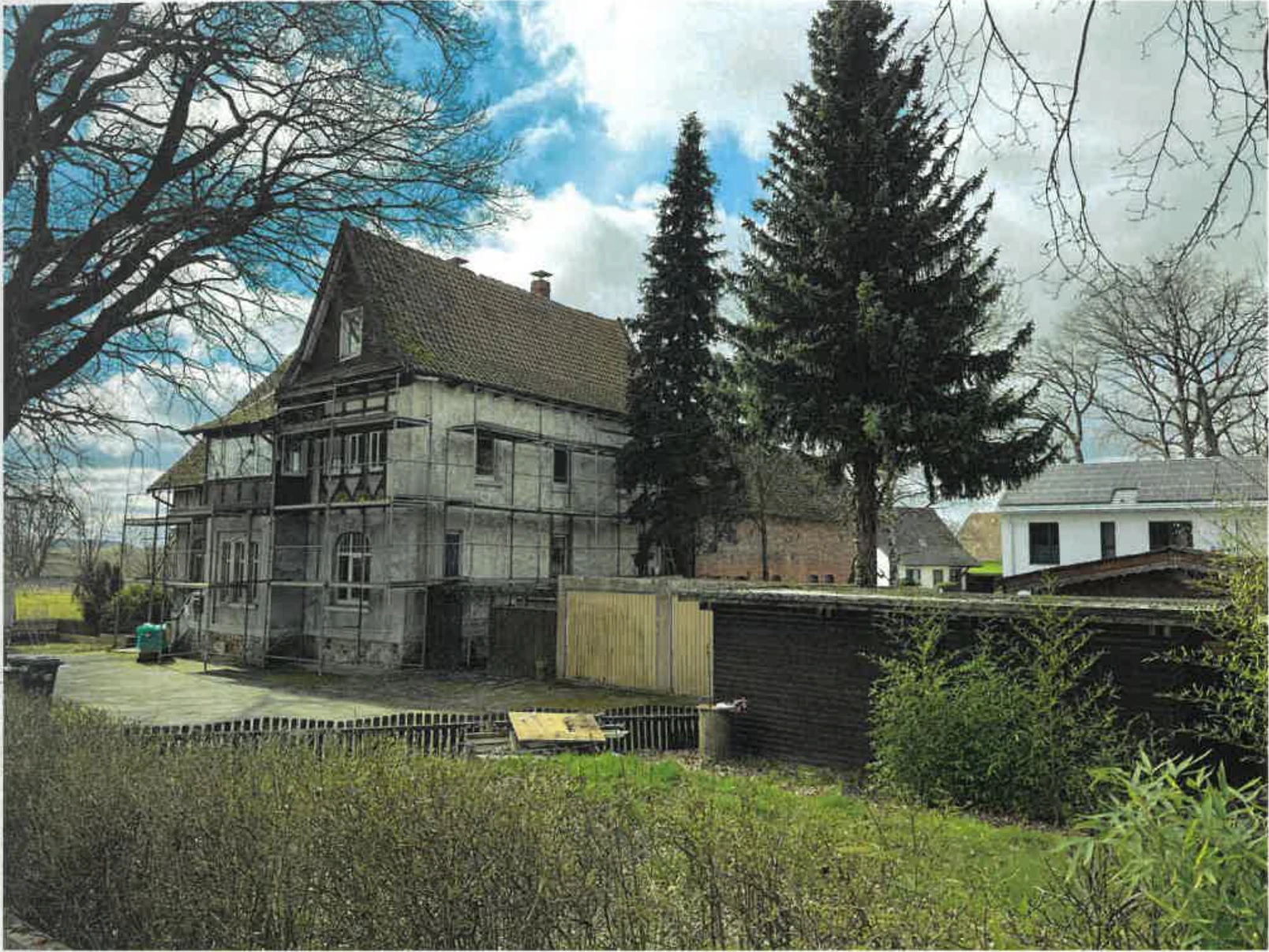 Wohn-/Geschäftshaus, Wohnhaus, zur Zeit als Bürogebäude genutzt, mit Flachdachanbau, einem Lagergebäude sowie einer Doppelgarage in Calberlah