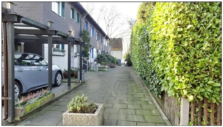 Garage, Einfamilienhaus, Reihenmittelhaus, Miteigentumsanteil an einem Weg (Flurstück 381), Miteigentumsanteil an einem Garagenhof (Flurstück 444) in Gelsenkirchen