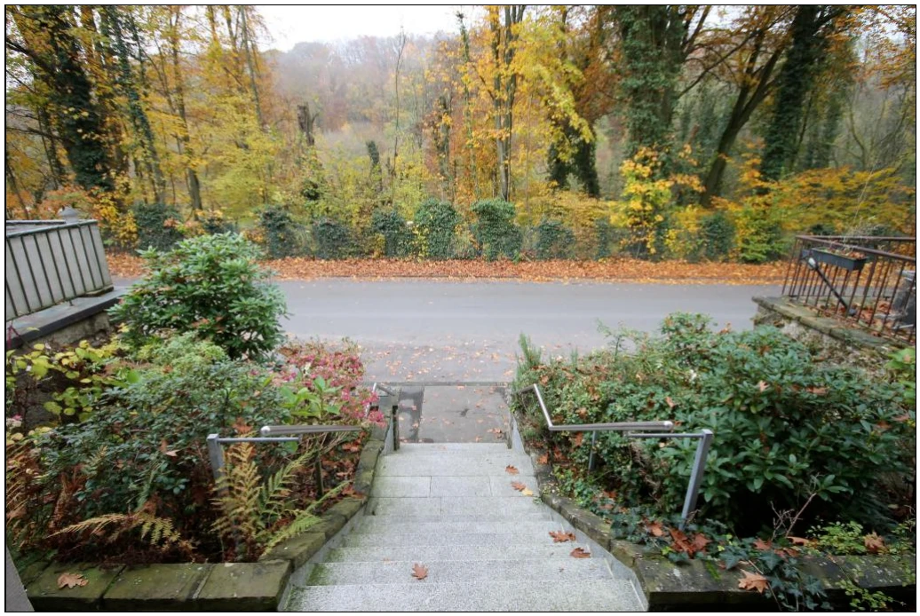Garage, Mehrfamilienhaus in Solingen — Bild 2