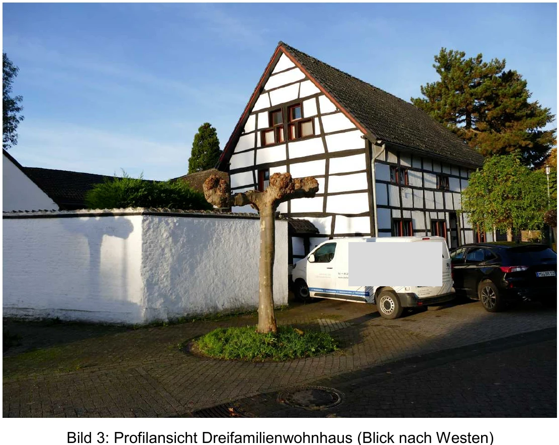 unbebautes Grundstück, Mehrfamilienhaus, Nebengebäude in Titz — Bild 2