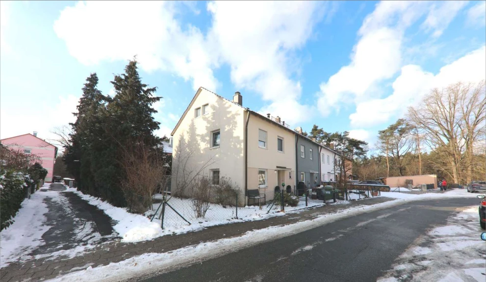 Reihenmittelhaus und Verkehrsfläche in Röthenbach an der Pegnitz — Bild 2