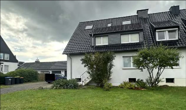 Zweifamilien-Doppelhaushälfte mit PKW-Doppelgarage in Voerde