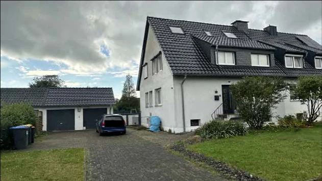 Zweifamilien-Doppelhaushälfte mit PKW-Doppelgarage in Voerde — Bild 2