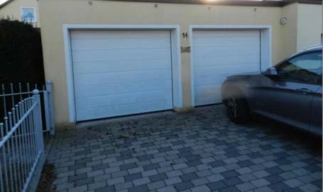 Ein-/Zweifamilienhaus mit zwei Garagen in Schwarzenbruck