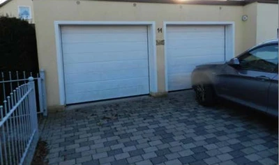 Ein-/Zweifamilienhaus mit zwei Garagen in Schwarzenbruck