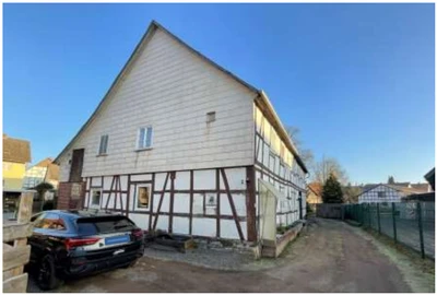 Einfamilienhaus mit Nebengebäude und Garage in Korbach