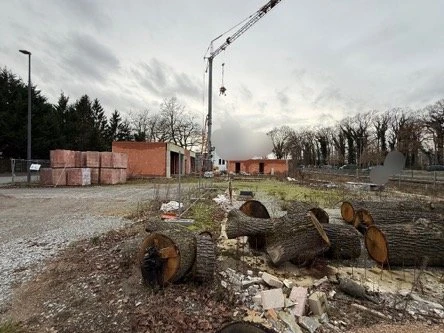 Grundstück, bebaut mit einem unfertigen Gewerbehof mit KFZ werkstatt und Bürogebäude in Lippstadt