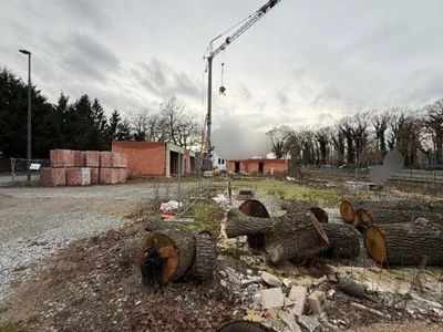 Grundstück, bebaut mit einem unfertigen Gewerbehof mit KFZ werkstatt und Bürogebäude in Lippstadt