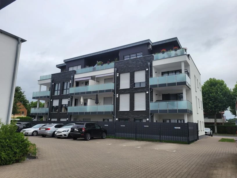 Kfz-Stellplatz, Eigentumswohnung (3 bis 4 Zimmer) in Paderborn