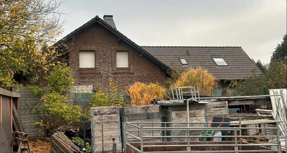 Büro- und Wohngebäude nebst Pkw-Garage und Gewerbehalle in Wesel
