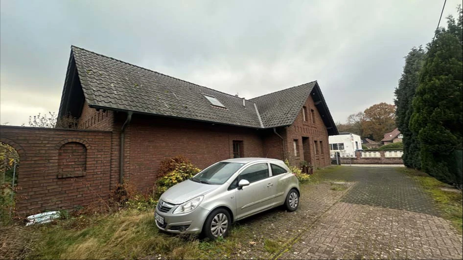 Büro- und Wohngebäude nebst Pkw-Garage und Gewerbehalle in Wesel — Bild 2