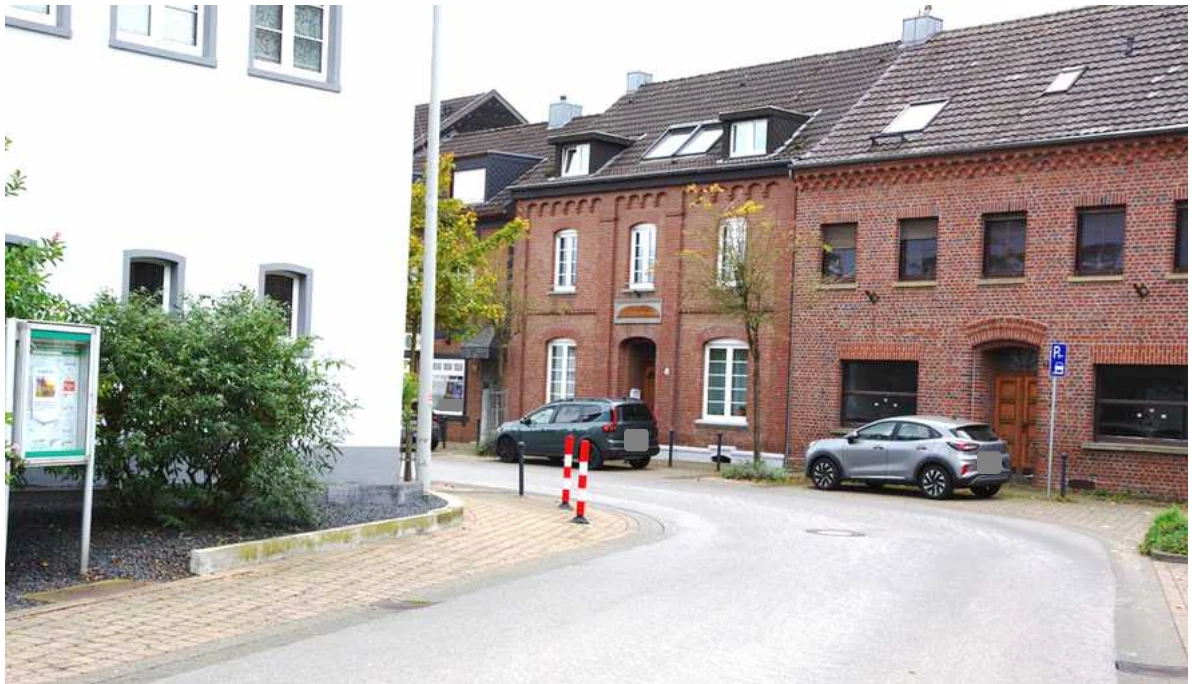 Einfamilienhaus, Einfamilienhausgrundstück, übertief, bebaut mit Reihenmittelhaus in Jüchen — Bild 2