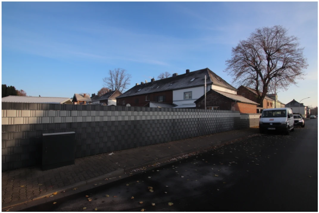 Garage, Einfamilienhaus, nebst ehemaligem Wirtschaftsanbau sowie Carport in Grevenbroich — Bild 3