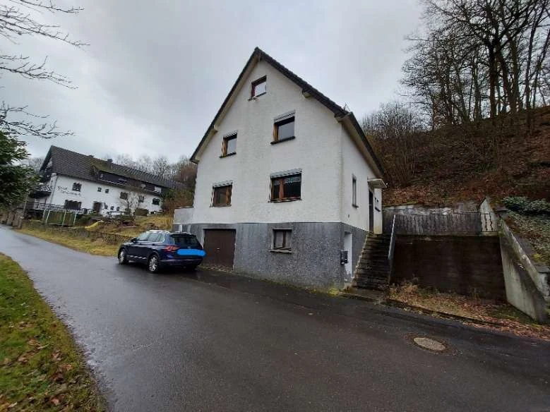 Zweifamilienhaus, Garage, unbebautes Grundstück in Schleiden