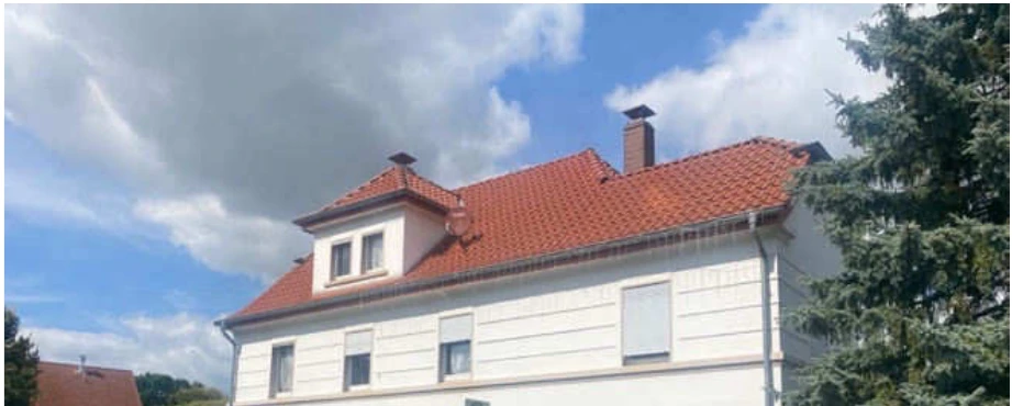 Wohngebäude mit zwei Wohneinheiten, Garage mit Geräteraum in Lage — Bild 3