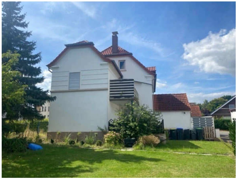 Wohngebäude mit zwei Wohneinheiten, Garage mit Geräteraum in Lage — Bild 2